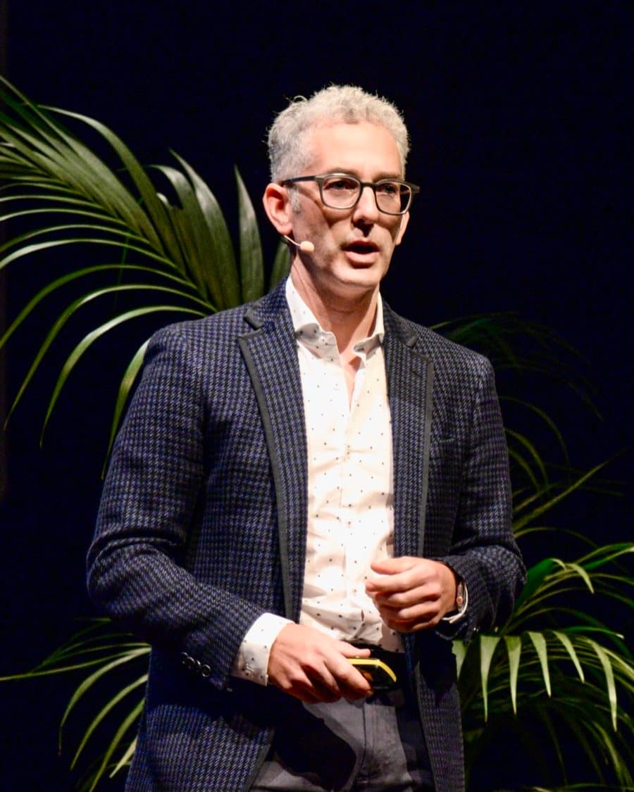 David Gluzman speaking on stage at the Delle Venezie International Forum in Italy