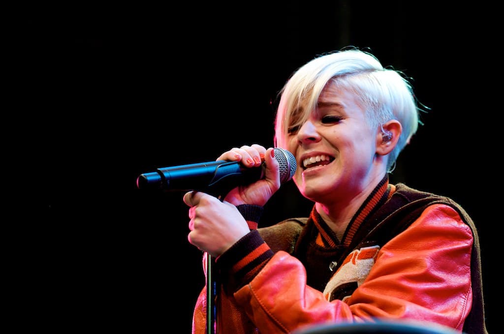 Robyn performing on stage at Springfestival 2008